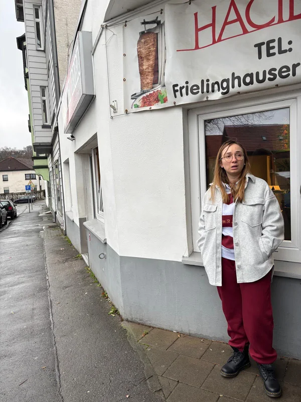 Eine Besucherin vor dem Haci Baba